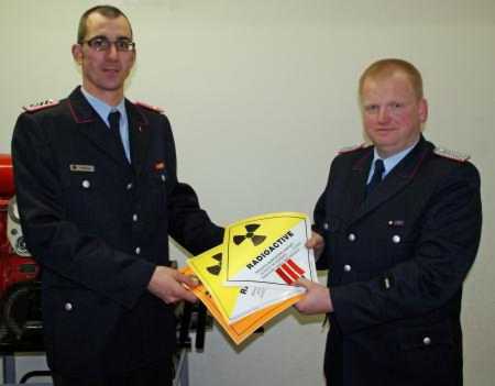 2011-12-09 symbolische bergabe von manfred klie r an torben wilshusen