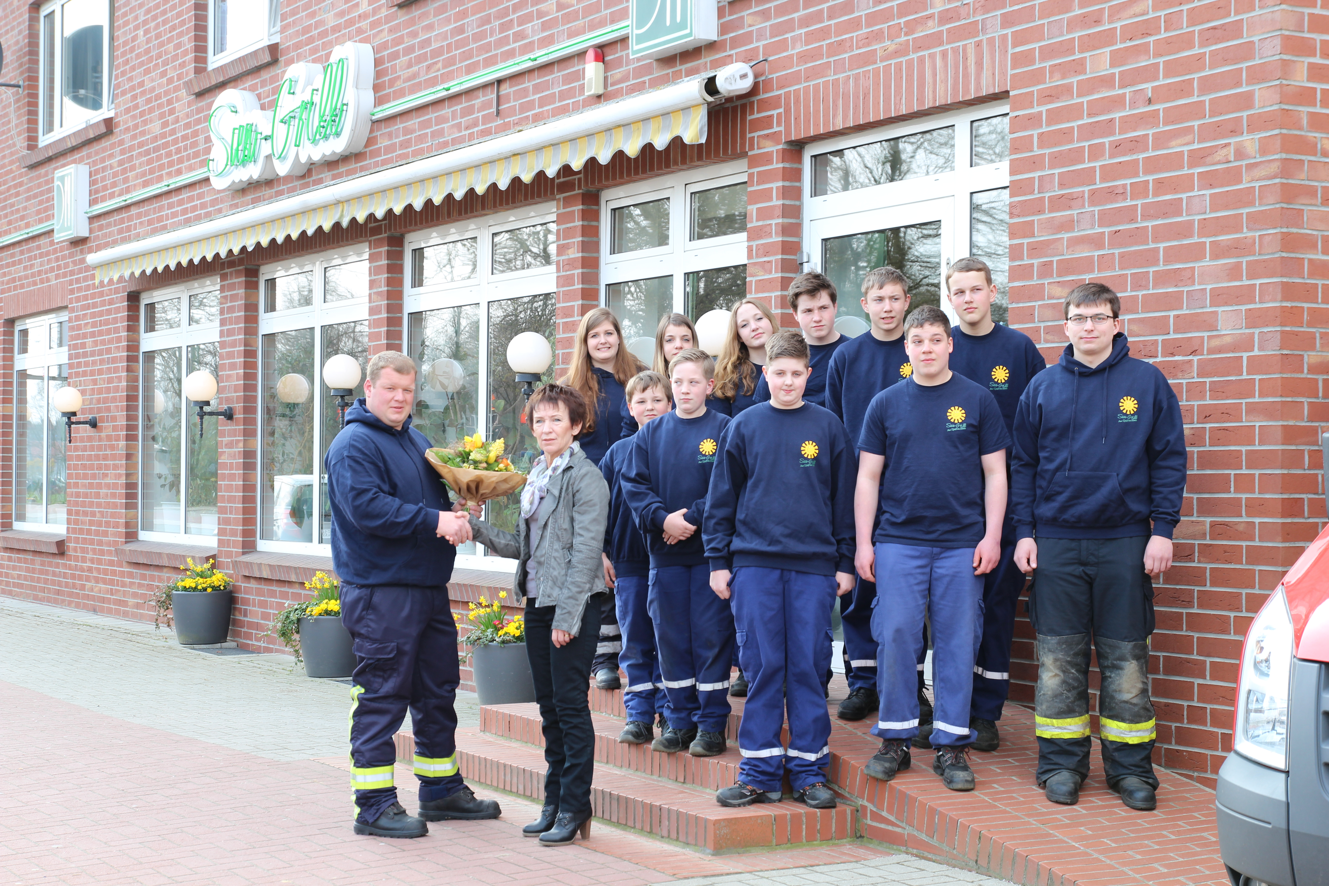 Jugendwart Stephan Wilkens bedankt sich bei Geschäftsführerin Rita Meyer für die neue Ausstattung.